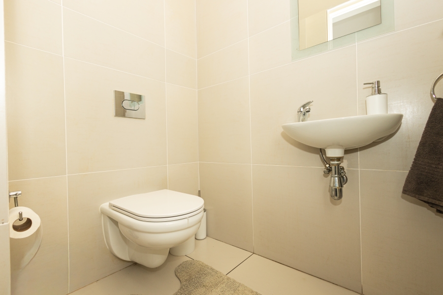 6 Bedroom Property for Sale in Parklands North Western Cape
